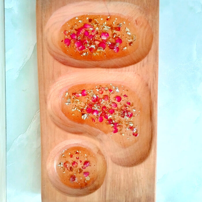 Tabla de Picoteo con Pétalos de Mini Rosas y Láminas de Oro - Aglaia