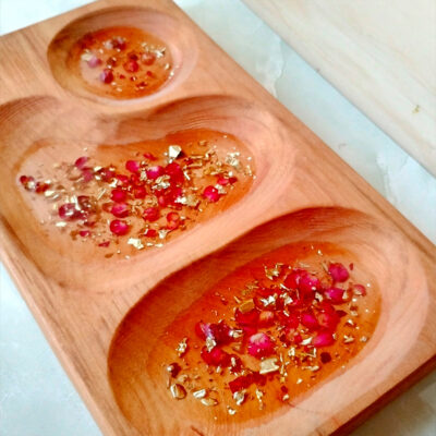 Tabla de Picoteo con Pétalos de Mini Rosas y Láminas de Oro - Aglaia